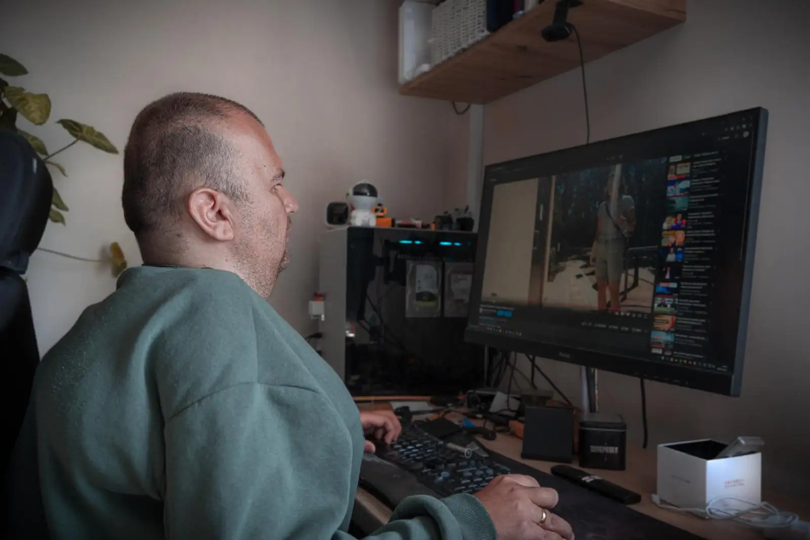 Konrad przy komputerze w swojej pracowni
